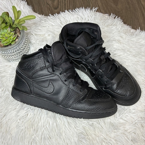 Nike Air Jordan 1 Retro Black Sneakers 🖤 - Picture 2 of 10